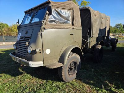 un camion militaire garé dans l'herbe