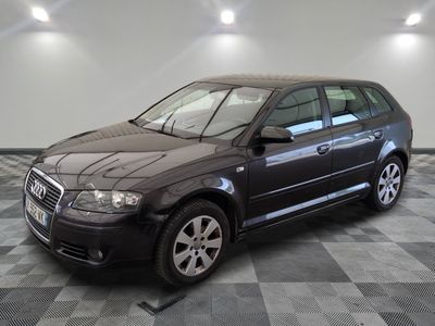 la photo d'une voiture noire garée dans un garage