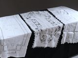 une table noire et blanche recouverte d'une nappe blanche