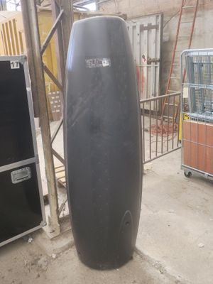une grande planche de surf noire posée au milieu d'un immeuble
