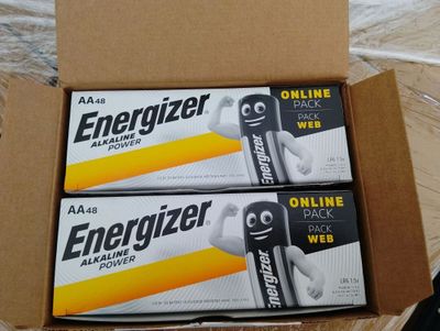 deux piles de piles Energizer dans une boîte en carton posée sur une table