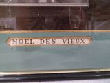 une pancarte sur laquelle on peut lire « Noel de 's Vieux » sur le flanc d'un train