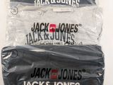 trois paires de t-shirts Jack & Jones empilées les unes sur les autres