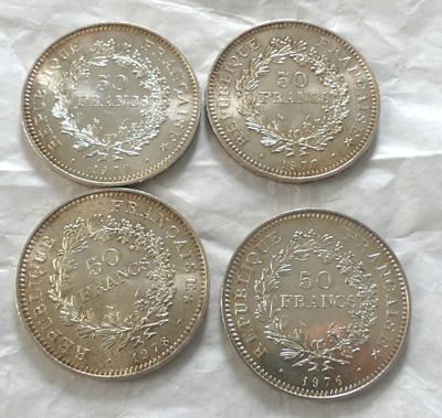quatre pièces différentes posées sur une feuille de papier