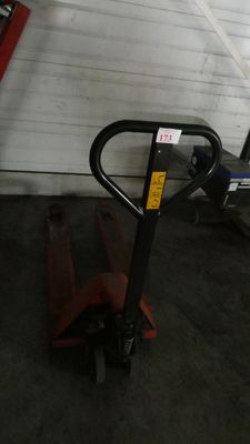 une photo d'un cariste dans un garage