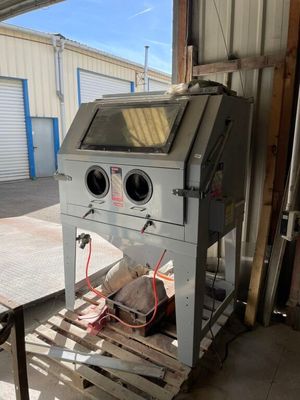 une machine posée sur une palette dans un garage