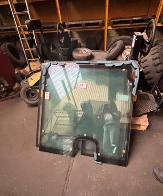 une photo d'une vitre cassée dans un garage