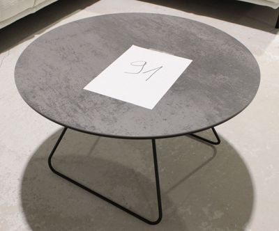 une table sur laquelle est posé un panneau, dans une pièce