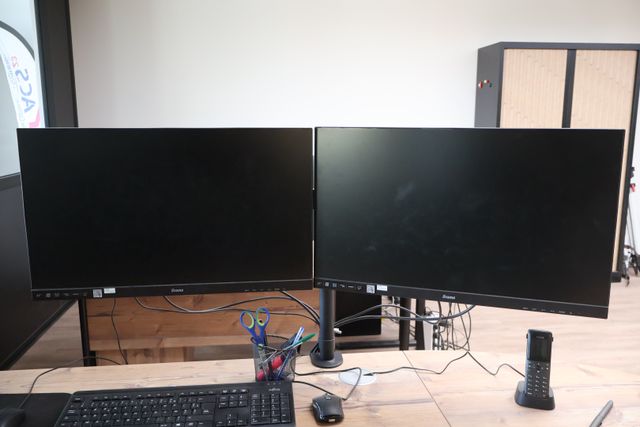 Lot comprenant 1 Unité centrale TERRA avec 2 écrans sur support, ...
