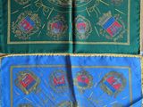 trois foulards en soie aux motifs variés