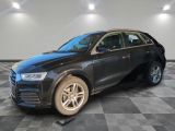 un SUV Audi noir garé dans un garage au sol carrelé