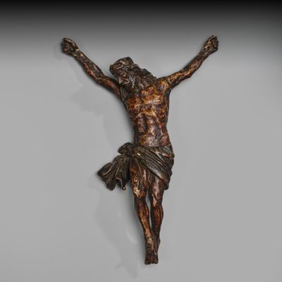 une statue de Jésus sur la croix accrochée à un mur