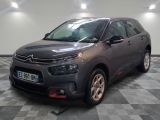 la citrole grise est garée dans le garage sur un sol en damier