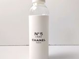 Flacon vaporisateur EAP de Chanel n° 5 sur fond blanc