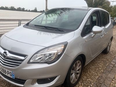 une voiture argentée garée sur le bord de la route