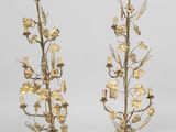 une paire de lampes de table en laiton et en verre, ornées de fleurs et de feuilles