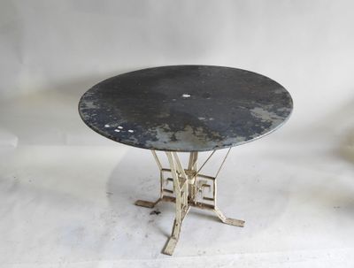 une petite table avec un piètement en métal et un plateau noir