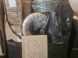 une pile de cartons et un carton sur lequel est accrochée une étiquette
