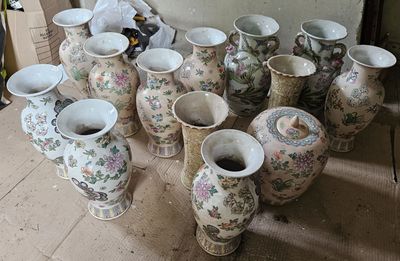 de nombreux vases posés par terre dans une pièce