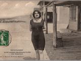 une vieille photo d'une femme en maillot de bain, debout sur un quai