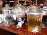 un bocal en verre contenant un liquide, posé sur une table