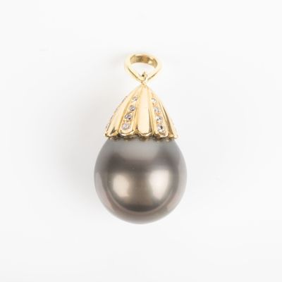 Pendentif en or serti d'une importante perle de culture gris…