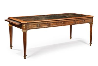 une vieille table en bois avec deux tiroirs et un plateau en marbre
