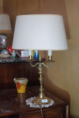 une lampe posée sur une table dans une pièce