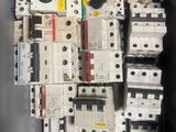 une boîte remplie de matériel électrique qui se trouve dans la boîte