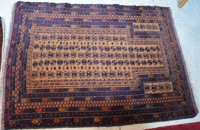 Le tapis posé au sol est très ancien et doit être nettoyé.