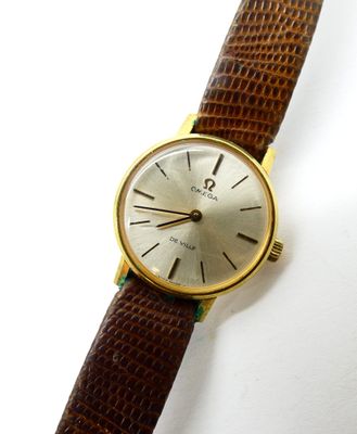 une image d'un gros plan d'une montre-bracelet sur une surface blanche