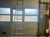 une échelle appuyée contre un mur dans un garage
