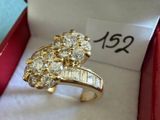une photo d'une bague en diamant dans un écrin, avec une étiquette de prix