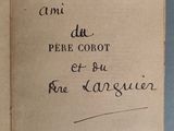 un livre ouvert avec une écriture dessus, posé sur une table