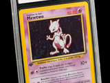 un gros plan d'une carte à collectionner Pokémon sur fond noir