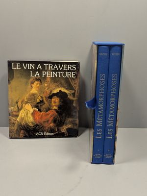 deux livres posés sur une table l'un à côté de l'autre sur une surface blanche