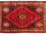 un tapis rouge et noir sur fond blanc