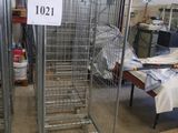 un chariot métallique portant un numéro, dans un entrepôt