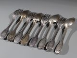 six cuillères et six fourchettes disposées en rangée