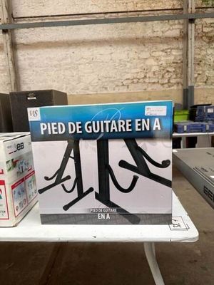 Un support de guitare en A. État neuf Accessoires et élément…