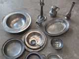 beaucoup d’assiettes et de bols en argent par terre