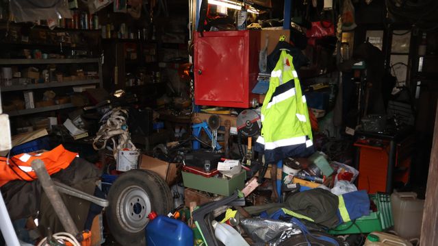 Contenu d'un atelier et une partie de la grange (sans le tracteur...