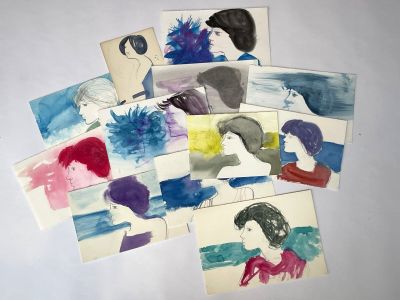 beaucoup de cartes sur lesquelles figurent des photos de femmes