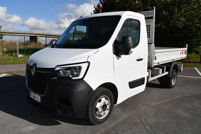 un camion blanc garé dans un parking