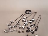un tas de bijoux posé sur une table