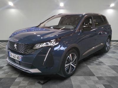 la voiture bleue est garée dans le garage sur le sol en damier