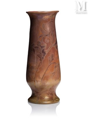 un vase brun posé sur une surface blanche