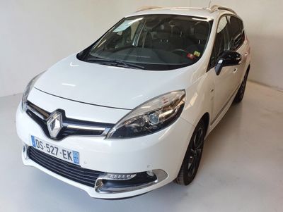 La voiture blanche est garée dans une pièce blanche au sol blanc.