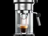 gros plan d'une machine à café avec une tasse de café