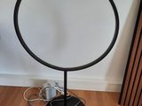 une image représentant un miroir posé sur un pied dans une pièce